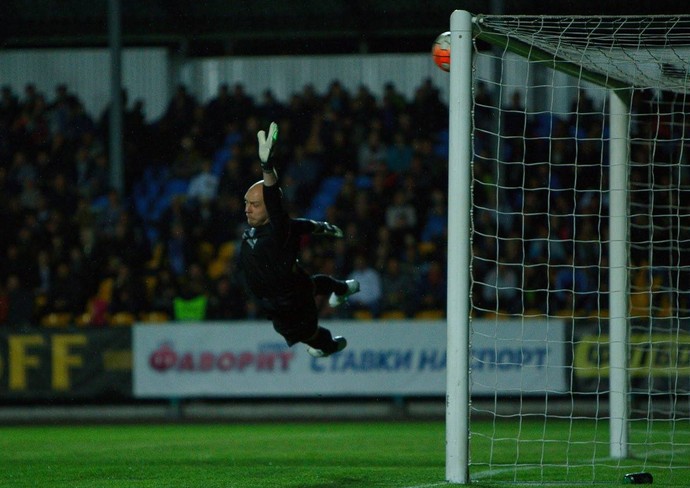 Goleiro pula, mas não alcança bola de cobrança de falta de Anderson Pico pelo Dnipro (Foto: Reprodução Facebook Dnipro) Goleiro pula, mas não alcança bola de cobrança de falta de Anderson Pico pelo Dnipro (Foto: Reprodução Facebook Dnipro)
