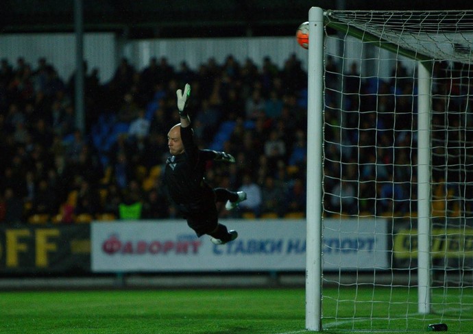 Goleiro pula, mas não alcança bola de cobrança de falta de Anderson Pico pelo Dnipro (Foto: Reprodução Facebook Dnipro)