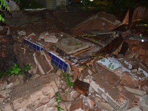 O muro de um cemitério de Cajazeiras desabou e um caixão parou no meio da rua na noite da terça-feira (29) (Foto: Ângelo Lima/Arquivo Pessoal)
