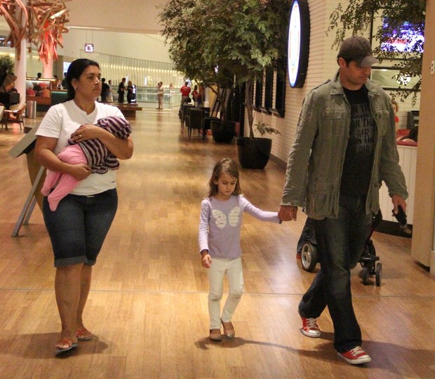 Thiago Lacerda com a familia em shopping (Foto: Marcus Pavão/Agnews)