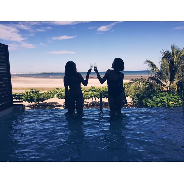 Isabela Santoni com amiga (Foto: Reprodução/ Instagram)