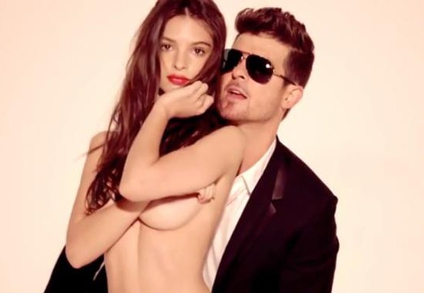 Emily Ratajkowski e Robin Thicke no clipe de 'Blurred Lines' (Foto: Reprodução) Emily Ratajkowski e Robin Thicke no clipe de 'Blurred Lines' (Foto: Reprodução)