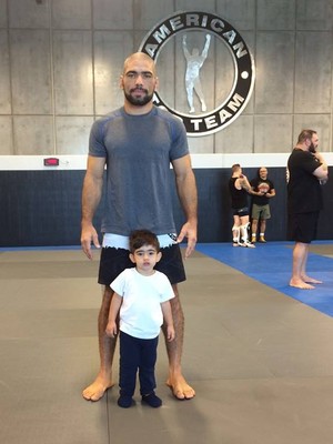 Capixaba Marcelo Guimarães teve a companhia do filho Kaio no camp de treinos para o UFC 196 (Foto: Divulgação/Arquivo Pessoal)