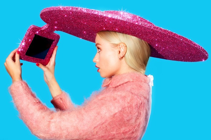 Acer Selfie Hat é um chapéu chamativo com um tablet para selfies (Foto: Divulgação/Acer)