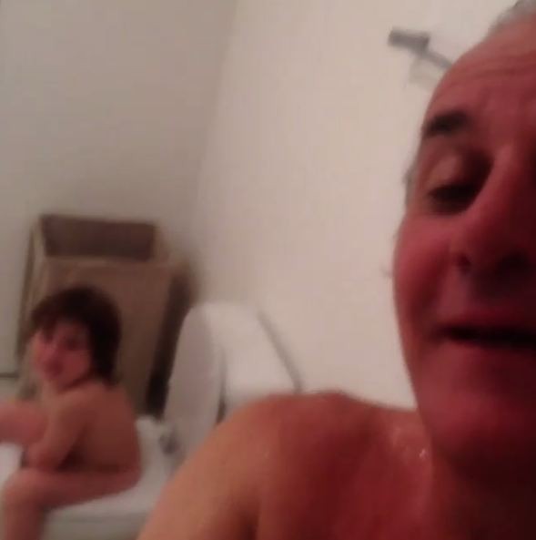 Otávio Mesquita posta foto do filho no banheiro (Foto: Instagram / Reprodução)