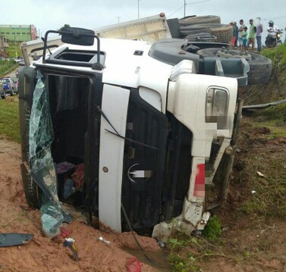 Motorista do caminh&atilde;o foi socorrido para hospital em Escada, segundo PRF (Foto: Divulga&ccedil;&atilde;o/PRF)