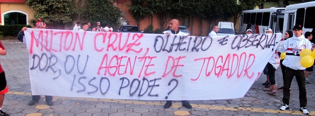 Torcida do São Paulo protesta no Canindé (Foto: Marcelo Prado / Globoesporte.com)