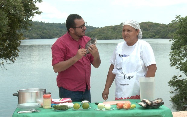 Amazônia Rural viisita reserva no Tupé e ensina a preparar receita de caldeirada (Foto: Rede Amazônica)