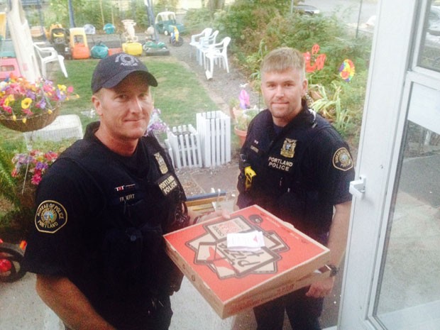 Michael Filbert (esq) e Royce Curtiss levaram pizza para cliente após acidente com entregador (Foto: Steve Huckins/AP)