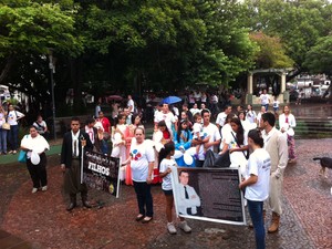 Grupo chega na praça após caminhada pelas vítimas da Boate Kiss (Foto: Luiza Carneiro/G1)