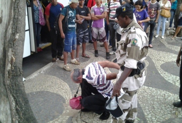 Homem é detido por praticar ato obsceno, em Goiânia (Foto: Renato Conde/ O Popular)