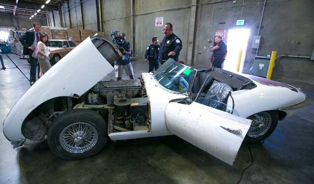 Dono de carro roubado diz que vai restaurar o veículo. (Foto: Damian Dovarganes / AP Photo)