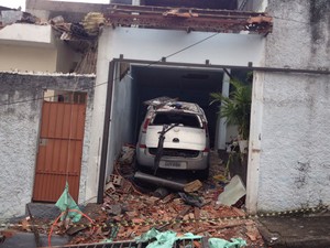 Carro que estava na residência também ficou destruído (Foto: Tatiana Santiago/G1)