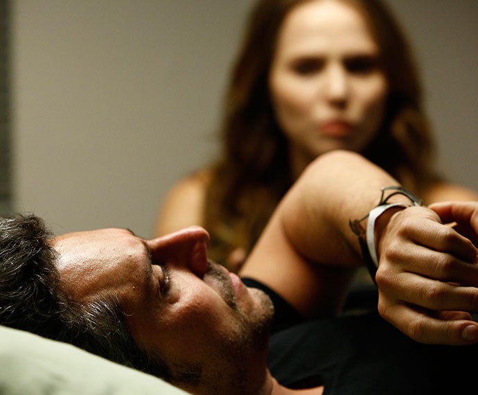 Ela encontrou Romero desacordado em um quarto de motel (Foto: Raphael Dias/Gshow)