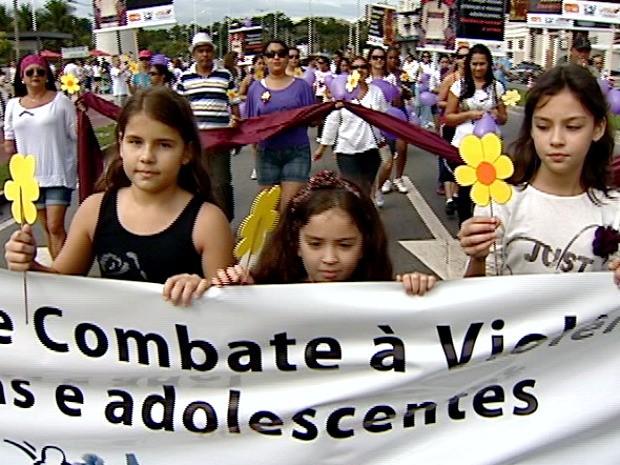 Panfletos também foram distribuídos junto com flores, que representou a inocência dos pequenos. (Foto: Reprodução/TV Gazeta)