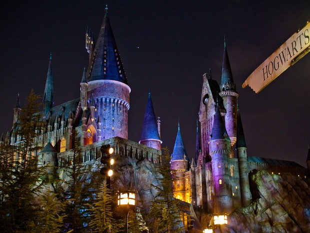 Dentro do parque de Orlando fica uma área dedicada a Harry Potter. O Castelo de Hogwarts pode ser visto nesta foto (Foto: Scott Smith/Creative Commons)