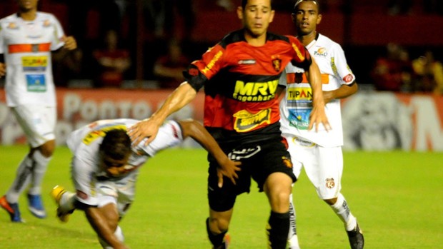 Serra Talhada dá trabalho no primeiro tempo, mas termina goleado pelo Sport (Aldo Carneiro)