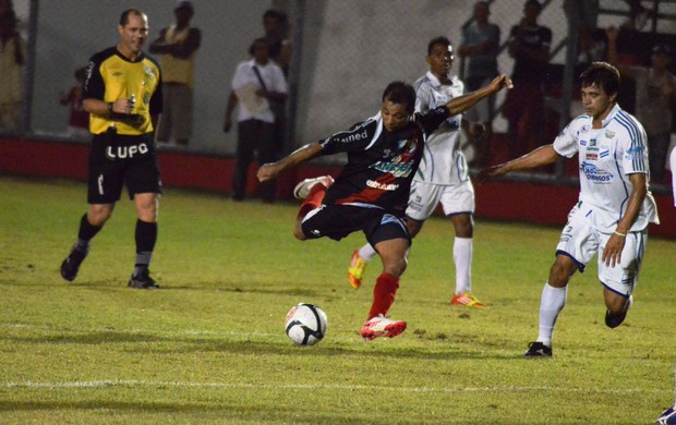 Baixinho Bibi cresceu no jogo e ajudou time na vitória (Foto: João Áquila/GLOBOESPORTE.COM)