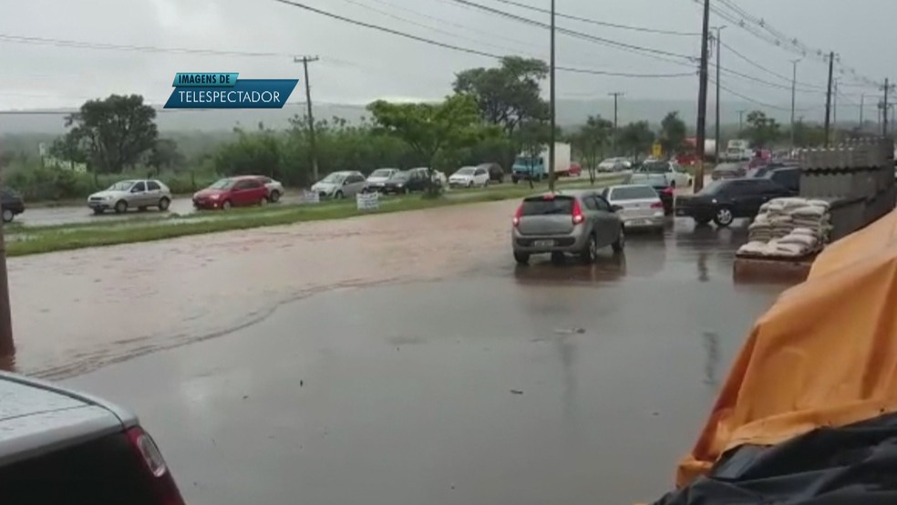 Motoristas tentam fugir de alagamento em rua de Sobradinho II, no Distrito Federal, após forte chuva deste sábado (10) (Foto: Reprodução)