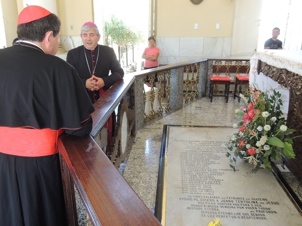 Mais de 100 mil pessoas devem visitar a Capela do Socorro, onde se encontra o túmulo de Padre Cícero, neste Dia de Finados (Foto: Dioece do Crato/Divulgação)