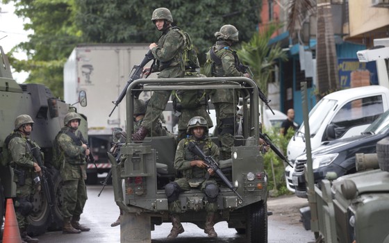 Soldados patrulham o Complexo da Maré, no Rio (Foto: Silvia Izquierdo/AP)