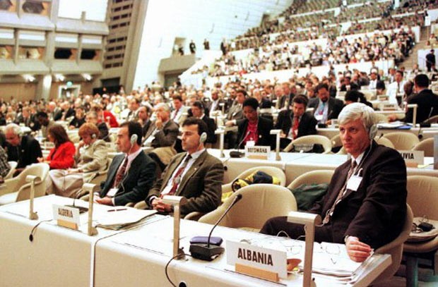 Delegados participam da conferência das Nações Unidas sobre mudança climática em Kyoto, no Japão, em 1997. Foi lá que nasceu o protocolo que vigora até hoje. (Foto: Toru Yamanaka/AFP)