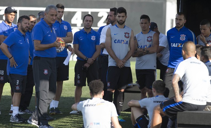 Intervalo curto e vaga assegurada: Tite justifica reservas na Libertadores