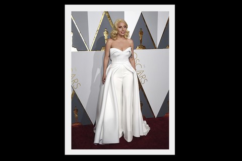 Lady Gaga escolheu um look assinado pelo estilista, stylist e amigo Brandon Maxwell para concorrer ao Oscar 2016 de Melhor Canção Original
