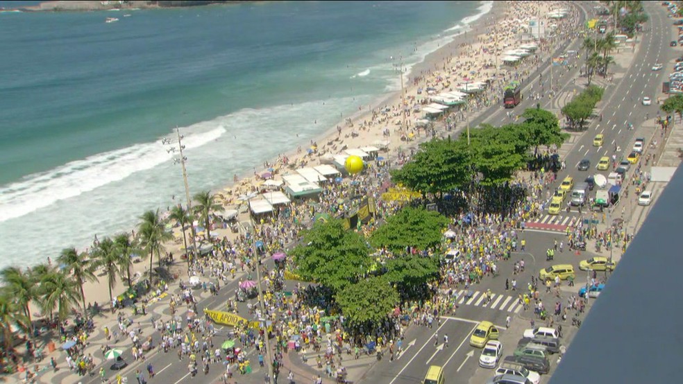 Protesto toma parte das pistas da orla de Copacabana, na Zona Sul do Rio (Foto: Reprodução/ Globo News)