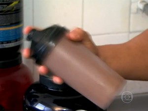 Apesar de ser destinado a atletas, suplementos são comumente usados por quem frequenta academias. (Foto: Reprodução/TV Globo)