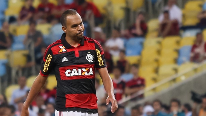 Diretor do Fla afirma que Alecsandro não está fechado com o Palmeiras