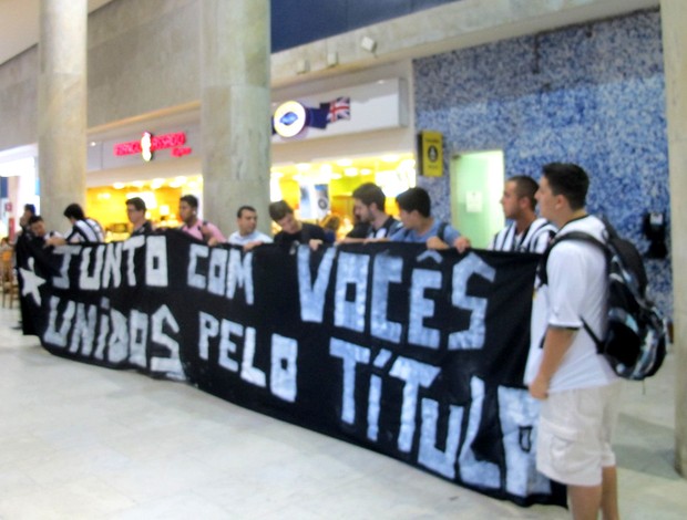 torcida botafogo desembarque (Foto: Thales Soares) torcida botafogo desembarque (Foto: Thales Soares)