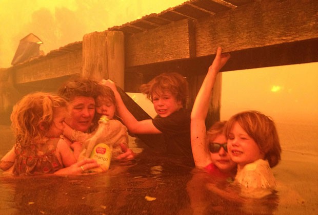 Tammy Holmes tenta proteger os cinco netos de incêndio na Tasmânia (Foto: AP)