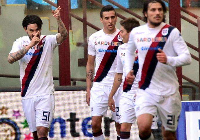 Adryan comemora gol do Cagliari contra o Inter de Milão (Foto: AFP)