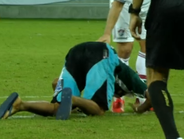 Torcedor beija pé de Fred no jogo Botafogo x Fluminense (Foto: Reprodução/SporTV)