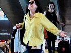 Regina Duarte demonstra bom humor com fotógrafo em aeroporto