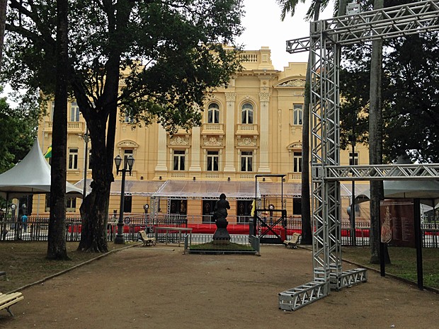 Estruturas usadas durante o velório e missa campal permanecem en frente ao palácio (Foto: Débora Soares/G1)