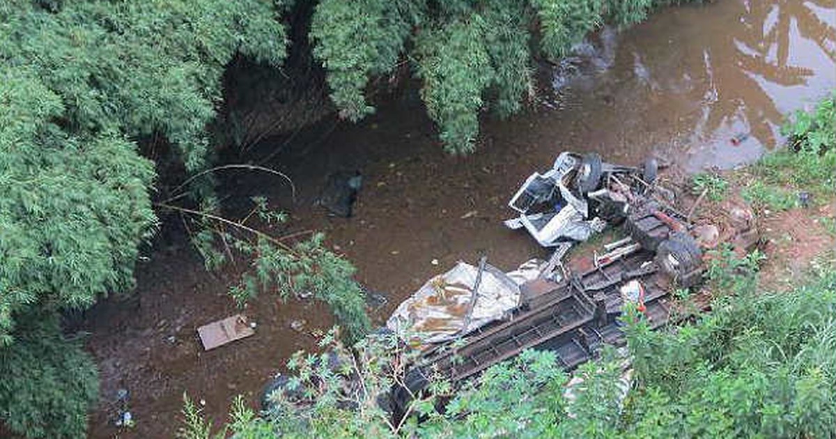 G1 - Caminhão cai de viaduto na BR-040 em Santos Dumont, MG - notícias