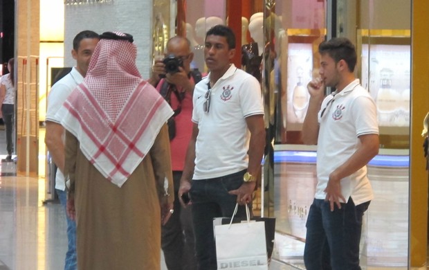 Jogadores do Corinthians no Dubai Mall, o maior shopping do mundo (Foto: Carlos Ferrari / Globoesporte.com)