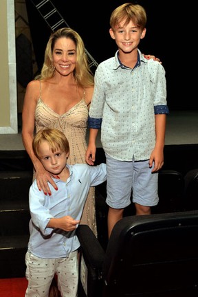 Danielle Winits com os filhos, Guy e Noah, em estreia de peça no Rio (Foto: Cristina Granato/ Divulgação)