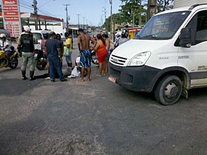 Acidente foi na Av. Correia de Brito, em Peixinhos (Foto: Kety Marinho / Globo Nordeste)