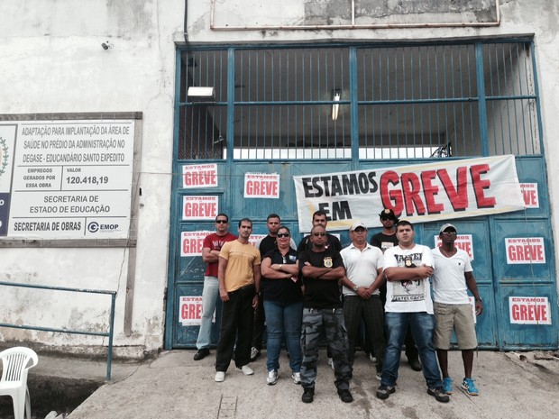 Agentes do educandário Santo Expedito entram em greve (Foto: Gabriel Barreira/ G1)