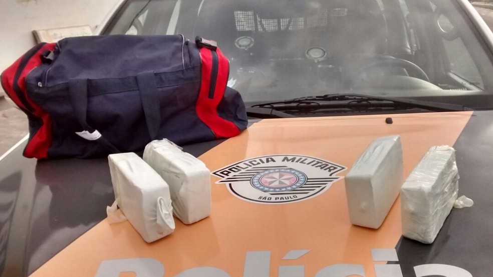 Passageiro confessou a propriedade da droga e foi preso em flagrante (Foto: Polícia Militar/Cedida)