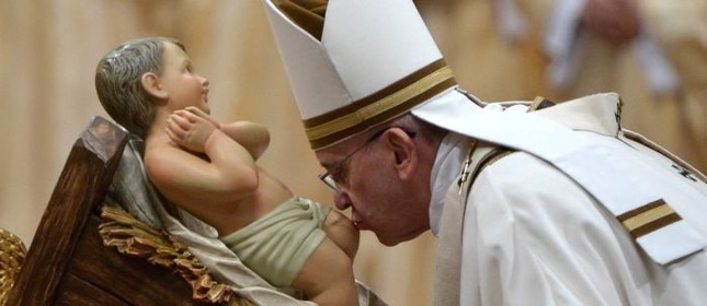 Papa Francisco beija estátua do Bebê Jesus  (Foto: Alberto Pizzoli / AFP)