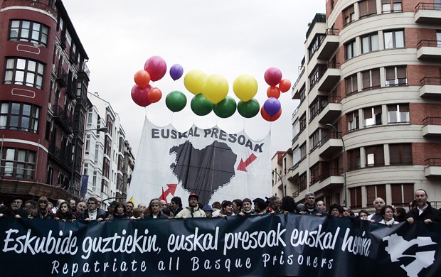 Manifestação em Bilbao (Foto: Rafa Rivas/AFP)