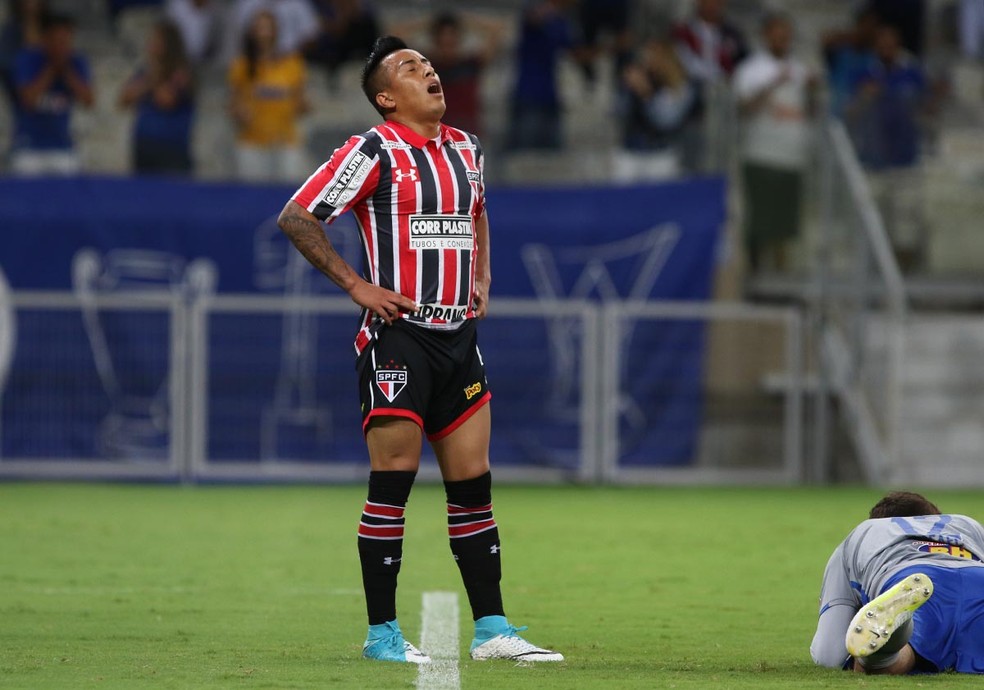 Cueva lamenta gol perdido: meia teve atuação ruim no Mineirão (Foto: Rubens Chiri / saopaulofc.net )