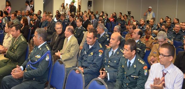 Policiais acompanham solenidade de acordo do Brasil Mais Seguro (Foto: Marina Fontenele/G1)