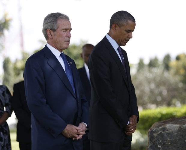 O ex-presidente dos EUA George W. Bush e o atual presidente, Barack Obama, durante cerimônia nesta segunda-feira (2) em Dar es Salaam, na Tanzânia