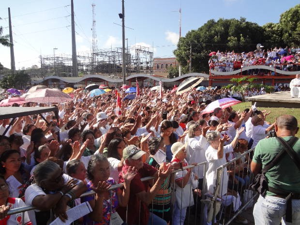 Festa de Corpus Christi reuniu centenas de fiéis em Belém (Foto: Evandro Santos/G1)