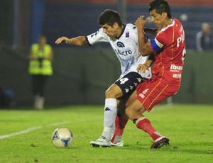 Escudero e Leandro Díaz brigam pela bola (Foto: Jornal Olé)